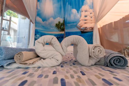 a room with two towels in the shape of hearts at Oasi della pace in Bisceglie