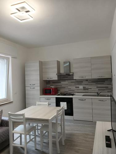 Η κουζίνα ή μικρή κουζίνα στο Alassio Holidays Plus