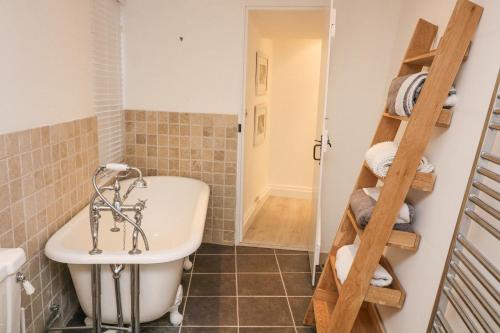 un baño con bañera y lavabo en Lower Court House, en Salcombe