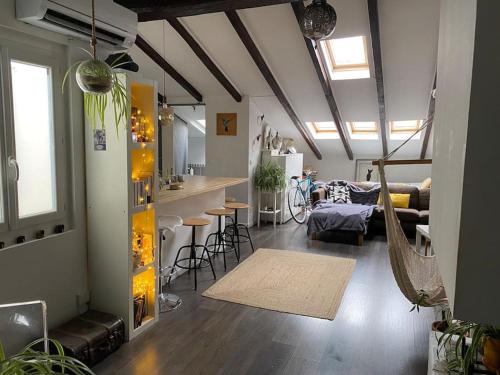 un salon avec une cuisine et un salon avec dans l'établissement Atypique appart plein centre, à Nice