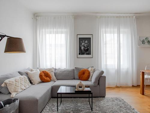 a living room with a couch and a table at TheMarketFlat Schöne Wohnung im Stadtzentrum in Klagenfurt