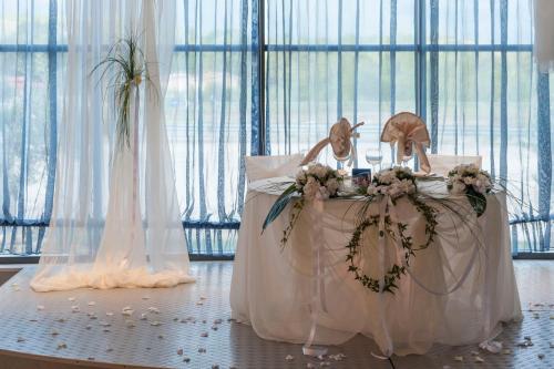 a wedding table with flowers and a table set up at Hotel Le Ginestre in Roccacasale