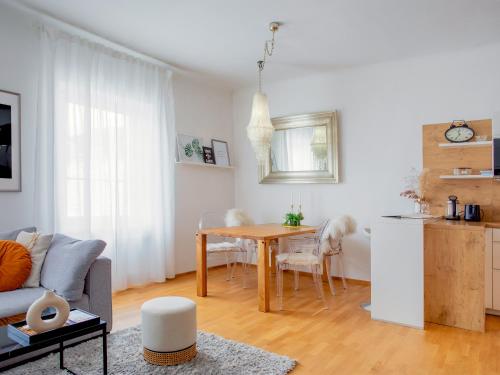 a living room with a table and a kitchen at TheMarketFlat Schöne Wohnung im Stadtzentrum in Klagenfurt