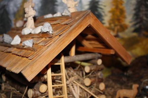 a model of a wooden dog house with rocks at Haus Schönleiten in Wagrain