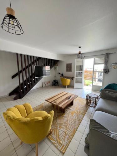 a living room with a couch and a table at Villa Arawak,3 chambres, piscine, jacuzzi, plage in Sainte-Luce
