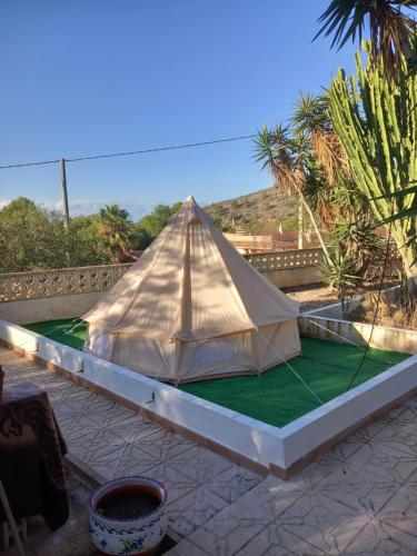 Ein Zelt befindet sich auf einer Terrasse. in der Unterkunft Villajoyosa Yurts in Villajoyosa