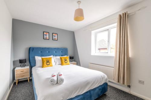 una camera da letto con un letto con due paia di scarpe sopra di Temple Wall - Contractors, Families - FREE PARKING by Prescott Apartments a Bristol
