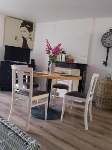 - un salon avec une table et des chaises dans l'établissement Le grand plein centre, à Montbrison