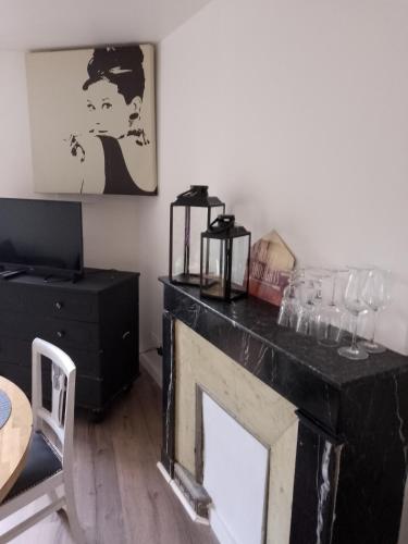 - un salon avec une cheminée et des lunettes dans l'établissement Le grand plein centre, à Montbrison