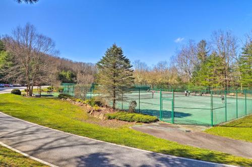 Instalaciones para jugar a tenis o squash en Blue Ridge Pkwy View and Deck Brevard Home! o alrededores