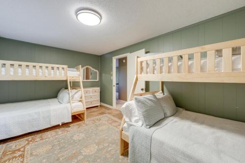 Cama o camas de una habitación en Blue Ridge Pkwy View and Deck Brevard Home!