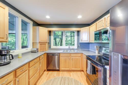 Una cocina o zona de cocina en Blue Ridge Pkwy View and Deck Brevard Home!