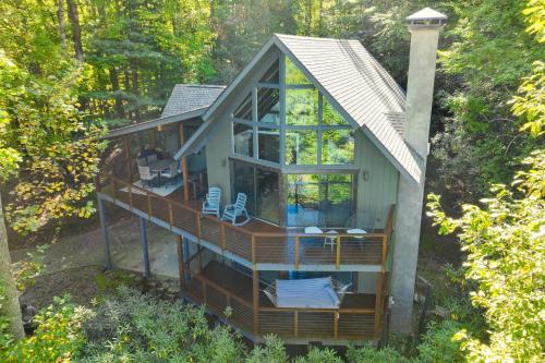una vista aérea de una casa con terraza en Blue Ridge Pkwy View and Deck Brevard Home!, en Brevard