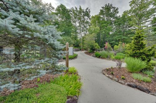 Jardín al aire libre en Blue Ridge Pkwy View and Deck Brevard Home!