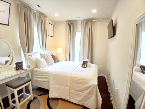 Ένα ή περισσότερα κρεβάτια σε δωμάτιο στο Luxurious & Cheery Private Room in DC