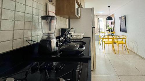 a kitchen with a blender on top of a counter at Eco Summer Tambaú WB Genius Flats in João Pessoa