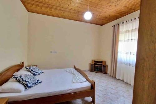 Ένα ή περισσότερα κρεβάτια σε δωμάτιο στο Secluded house Vjosa river