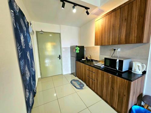 Кухня или мини-кухня в Bali Residence Waterpark Executive Suites Melaka By GGM
