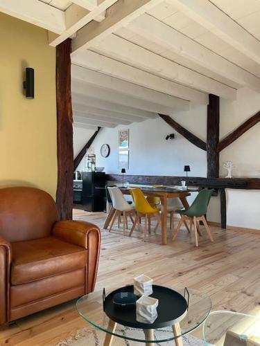 un salon avec un canapé et une table dans l'établissement Appartement, à Vesoul