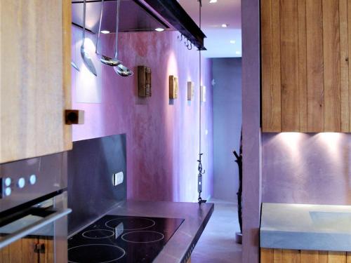 O bucătărie sau chicinetă la Chalet moderne, spacieux et proche des pistes - 12 pers. - FR-1-267-259