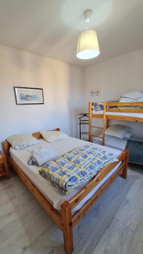 une chambre avec deux lits dans une pièce dans l'établissement clamart, à Sanary-sur-Mer