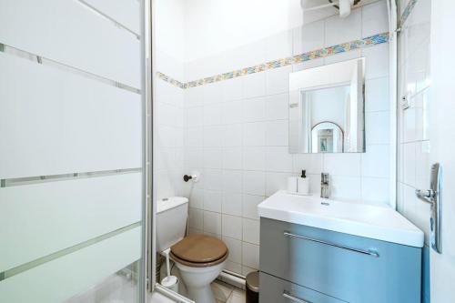 une salle de bain avec toilettes et lavabo dans l'établissement Appartement relaxant #Montparnasse 4 personnes, à Paris