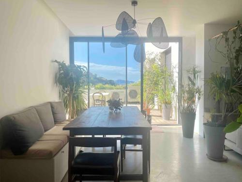 un salon avec une table et un canapé dans l'établissement Le Loft de Mel à l'Estaque - atypique & vue mer, à Marseille
