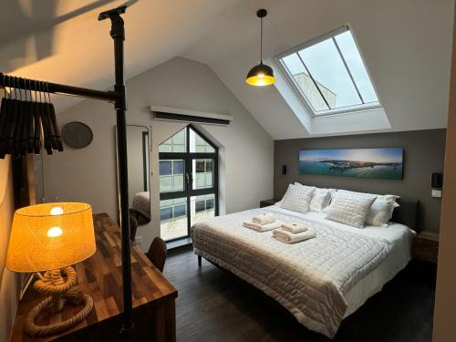 特鲁罗Uno in the City - Luxury Serviced Accommodation的一间带床的卧室，配有大窗户