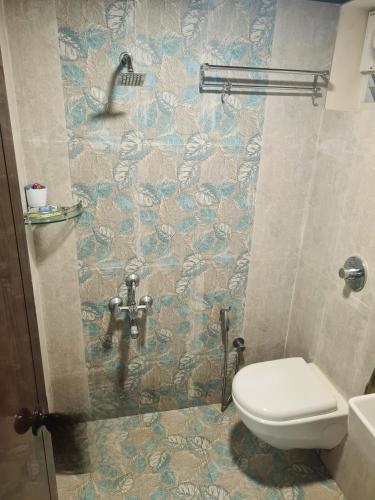 マンガロールにあるSunny Smiles Homestayのシャワーとトイレ付きのバスルーム