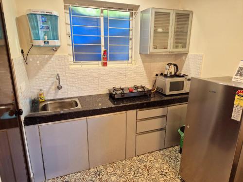 Sunny Smiles Homestayにあるキッチンまたは簡易キッチン