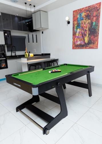 Ein Billardtisch in der Unterkunft Double N Apartments