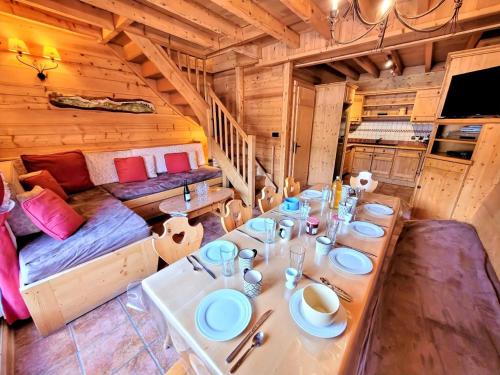 - une salle à manger avec une longue table dans une cabane en rondins dans l'établissement Appartement spacieux au cœur des Gets avec balcon, parking, et Wifi - FR-1-598-82, aux Gets