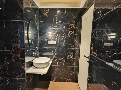 Bilik mandi di Hotel Sonesta Suites - Thane