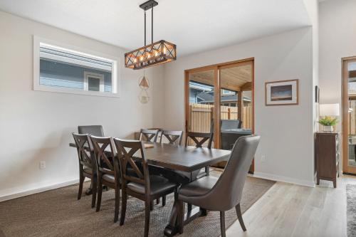 a dining room with a table and chairs at Angel's Landing MCA 50590 in Manzanita