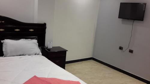 Una cama o camas en una habitación de Nemudat Hotel