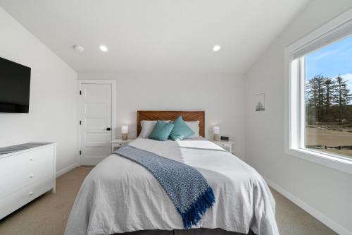 a white bedroom with a bed and a window at Angel's Landing MCA 50590 in Manzanita