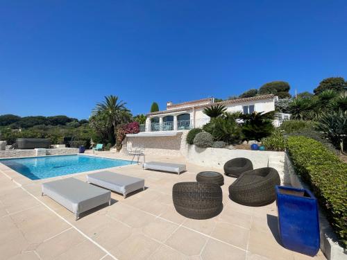 une villa avec piscine et une maison dans l'établissement Luxe et calme avec vue mer panoramique à Antibes, à Antibes