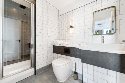 ein Badezimmer mit Toilette, Waschbecken und Dusche in der Unterkunft Ropewalks Hotel in Liverpool