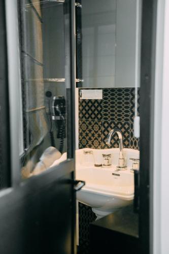Ένα μπάνιο στο Hôtel Les Agapanthes-Logis Hôtel