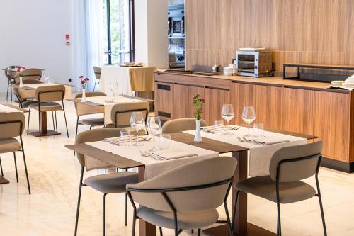 Reštaurácia alebo iné gastronomické zariadenie v ubytovaní Hotel Habitat
