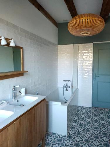 une salle de bain avec un lavabo et des toilettes dans l'établissement Maison typique avec piscine privée - 6km Sarlat, à Saint-André-dʼAllas