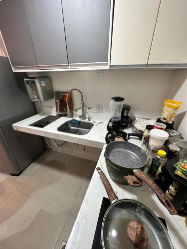 Η κουζίνα ή μικρή κουζίνα στο apartamento prox ao vila maguary