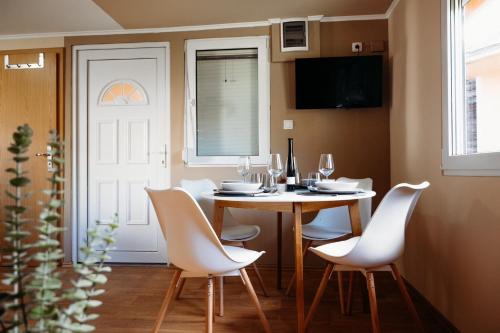 Holiday home Isabella in Terme Čatež في كاتيز أوب سافي: غرفة طعام مع طاولة وكراسي بيضاء