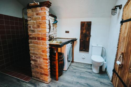 Koupelna v ubytování Hobbit house