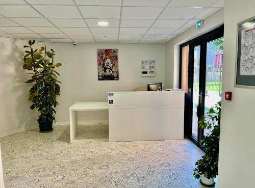 an office with a desk and a potted plant at Les Cimes du Mont Royal in Montréjeau