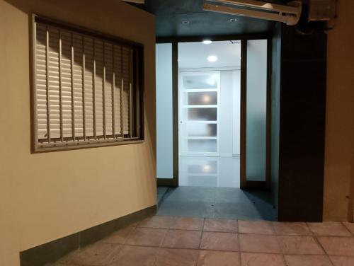 korytarz z drzwiami i otwartą lodówką w obiekcie Apartamento Conde w mieście Priego de Córdoba