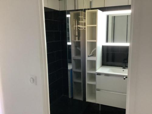 une salle de bain avec un lavabo et un miroir dans l'établissement Domaine de Valescure, à Saint-Raphaël