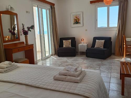 Ένα ή περισσότερα κρεβάτια σε δωμάτιο στο Studios Fokia Beach