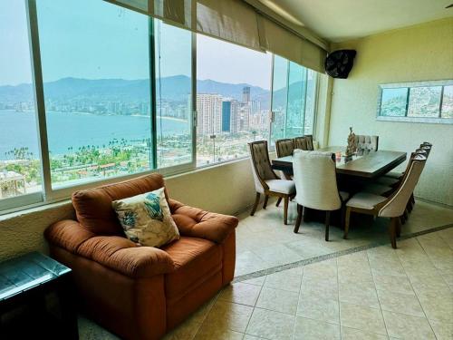 sala de estar con sofá y mesa con vistas en 3 Atardeceres, Pet Friendly Vista al Mar en Brisas, en Acapulco