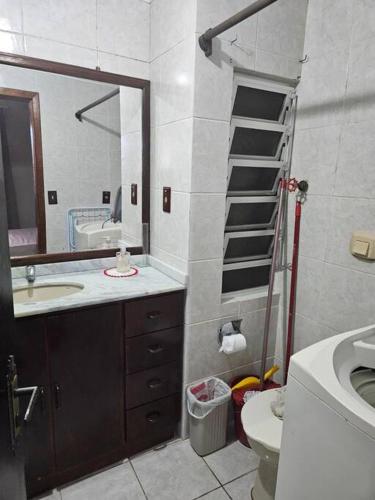 Bilik mandi di Apto no calçadão de Tramandaí